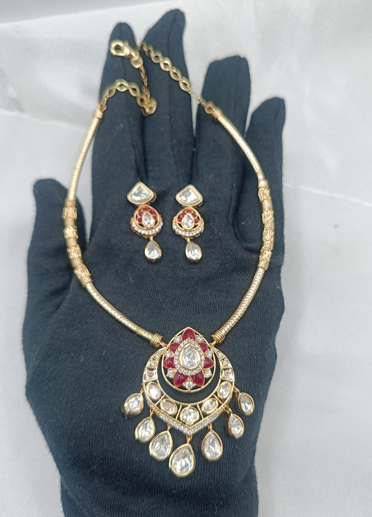 Yuktika Brass Kundan Moissanite Hasli Necklace with Earring