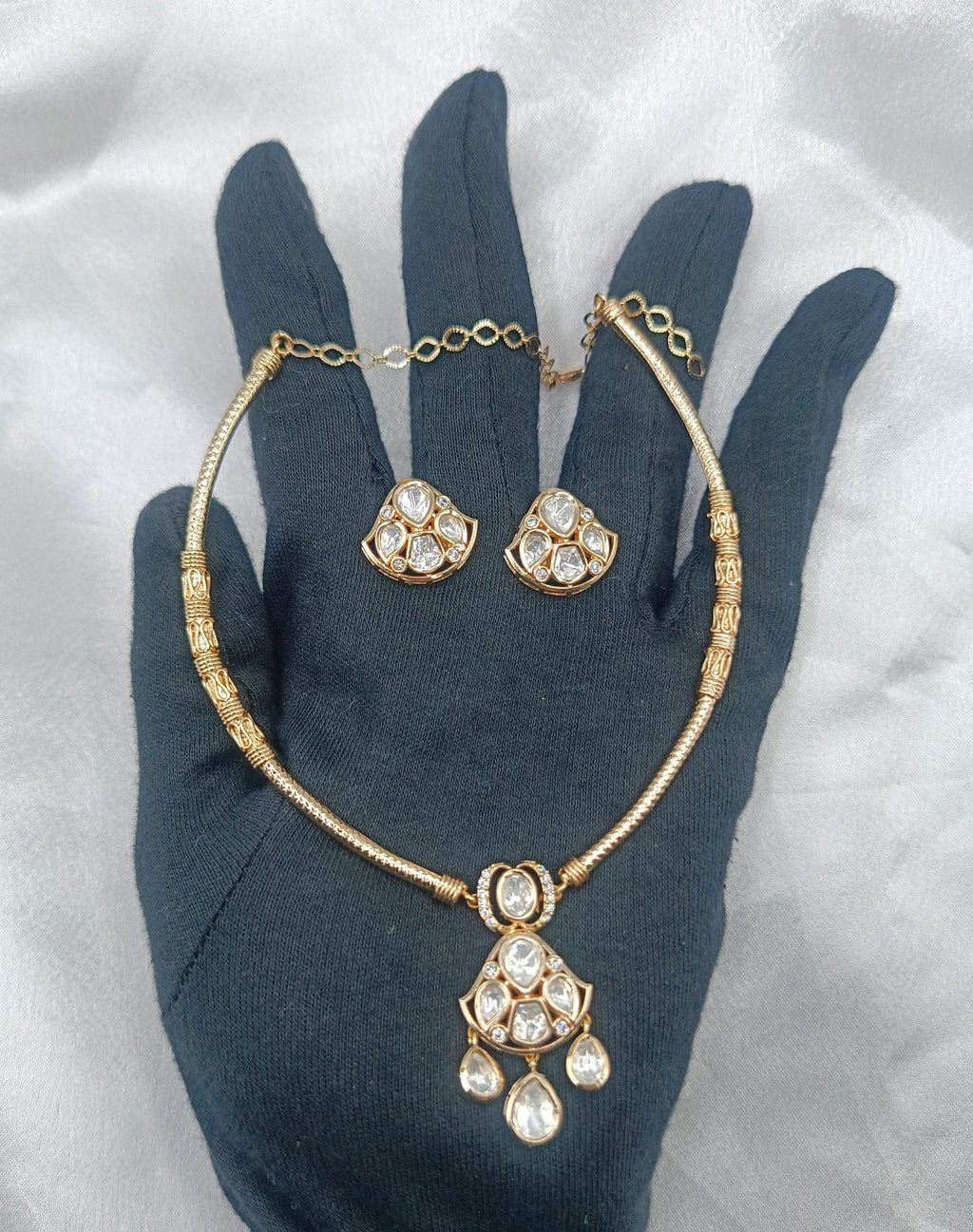 Saanvi Brass Gold Plated Kundan Moissanite Hasli Necklace with Earring